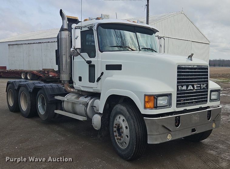 image for item OK9815 2005 Mack CHN613 semi truck