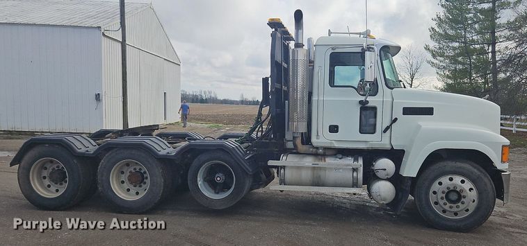 image for item OK9815 2005 Mack CHN613 semi truck