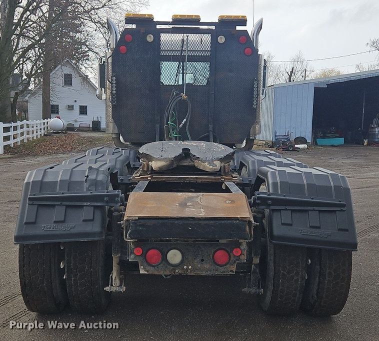 image for item OK9815 2005 Mack CHN613 semi truck