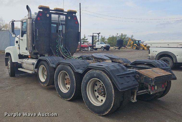 image for item OK9815 2005 Mack CHN613 semi truck