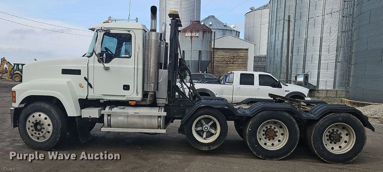 image for item OK9815 2005 Mack CHN613 semi truck