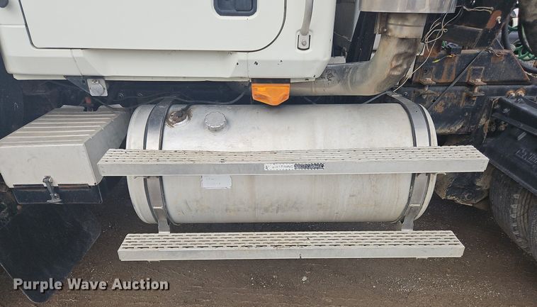 image for item OK9815 2005 Mack CHN613 semi truck