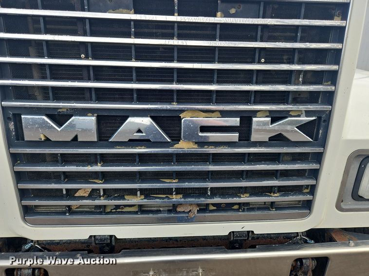 image for item OK9815 2005 Mack CHN613 semi truck