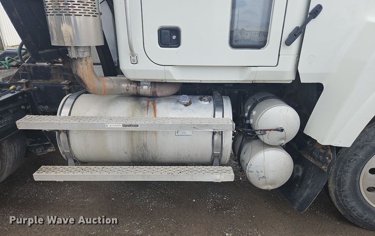 image for item OK9815 2005 Mack CHN613 semi truck