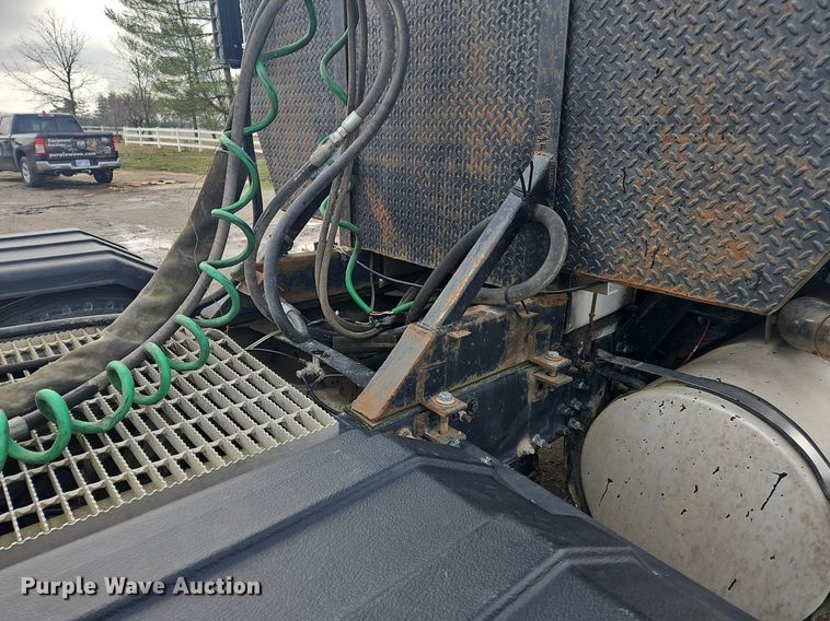 image for item OK9815 2005 Mack CHN613 semi truck