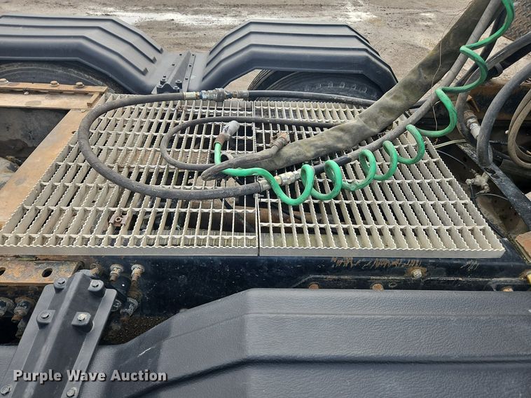 image for item OK9815 2005 Mack CHN613 semi truck