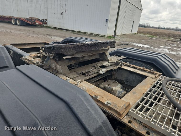 image for item OK9815 2005 Mack CHN613 semi truck