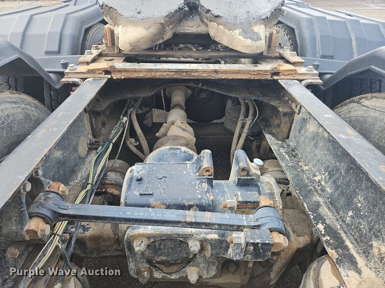 image for item OK9815 2005 Mack CHN613 semi truck