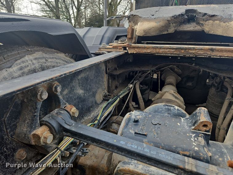 image for item OK9815 2005 Mack CHN613 semi truck