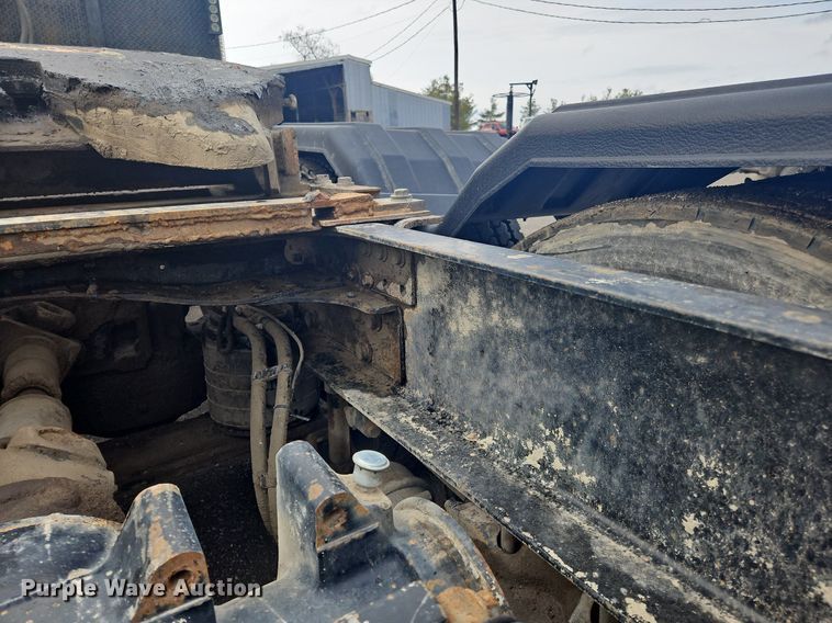 image for item OK9815 2005 Mack CHN613 semi truck