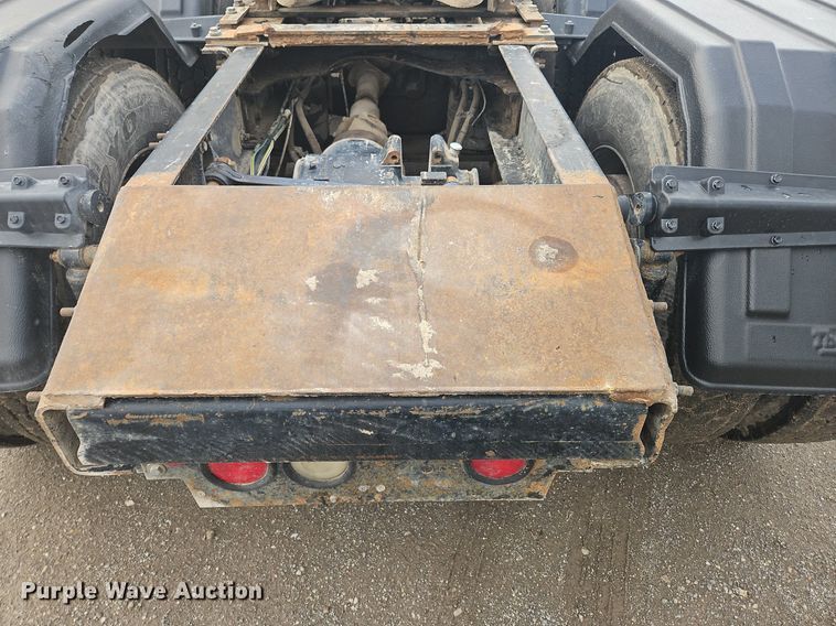 image for item OK9815 2005 Mack CHN613 semi truck