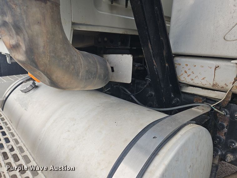 image for item OK9815 2005 Mack CHN613 semi truck