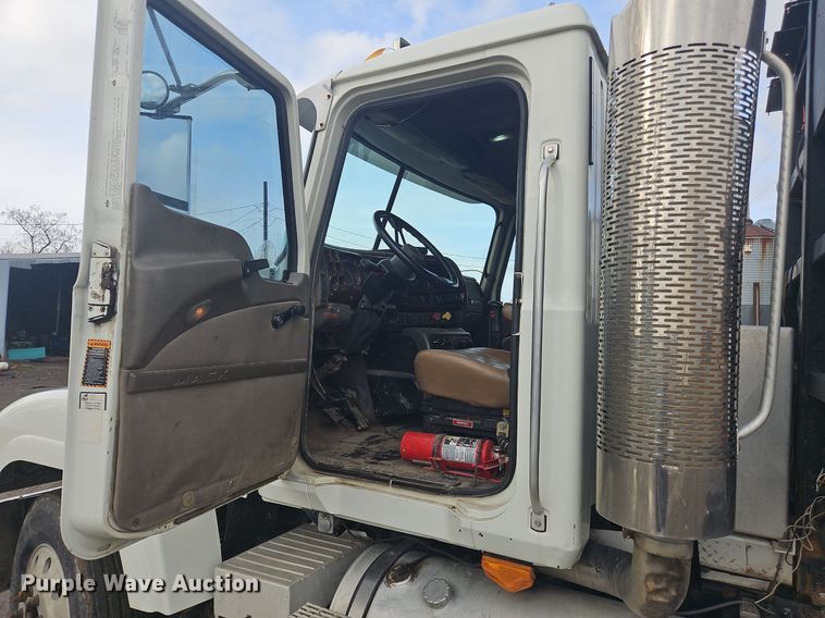 image for item OK9815 2005 Mack CHN613 semi truck