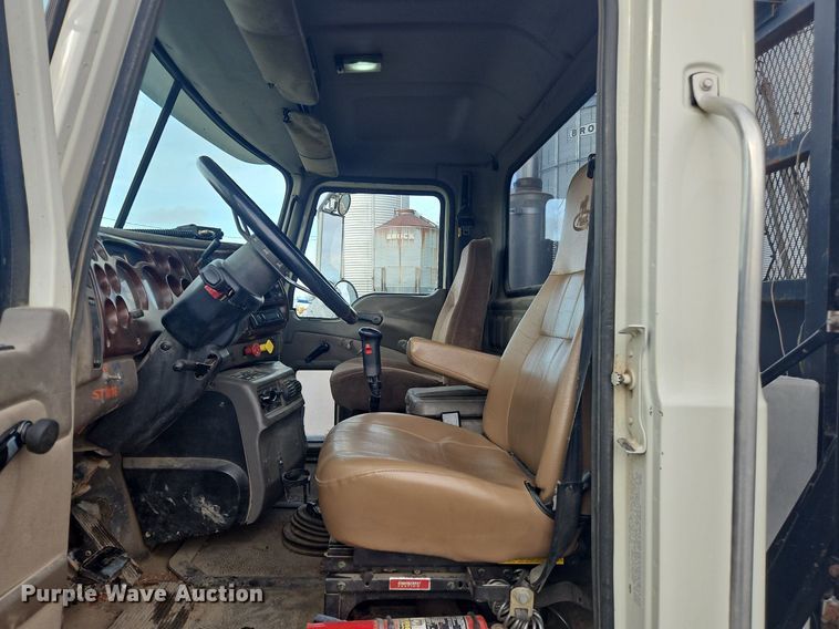 image for item OK9815 2005 Mack CHN613 semi truck