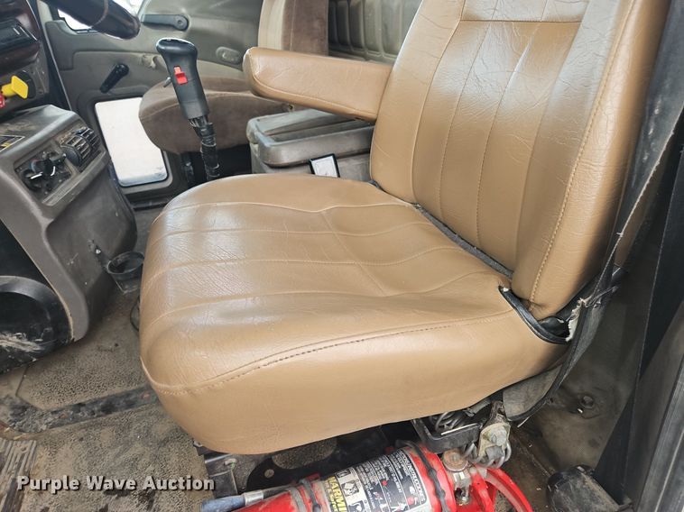 image for item OK9815 2005 Mack CHN613 semi truck