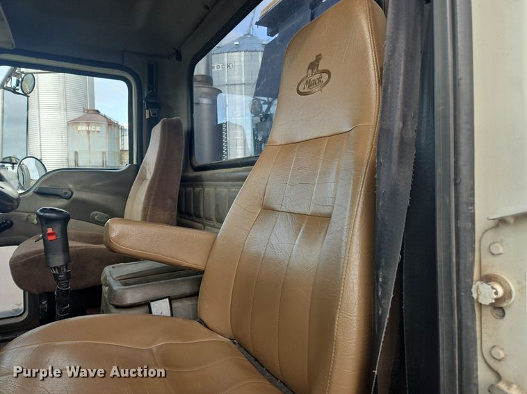 image for item OK9815 2005 Mack CHN613 semi truck