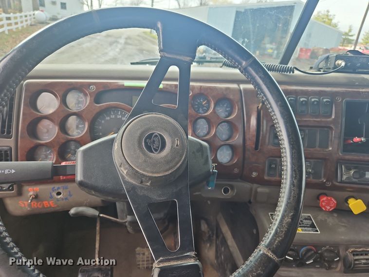 image for item OK9815 2005 Mack CHN613 semi truck