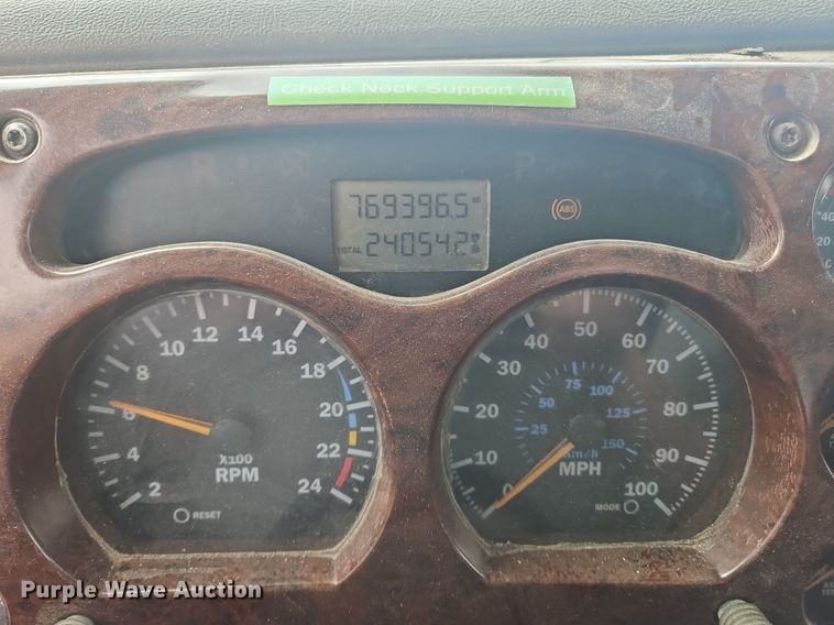 image for item OK9815 2005 Mack CHN613 semi truck