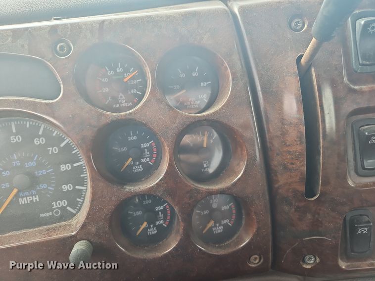 image for item OK9815 2005 Mack CHN613 semi truck