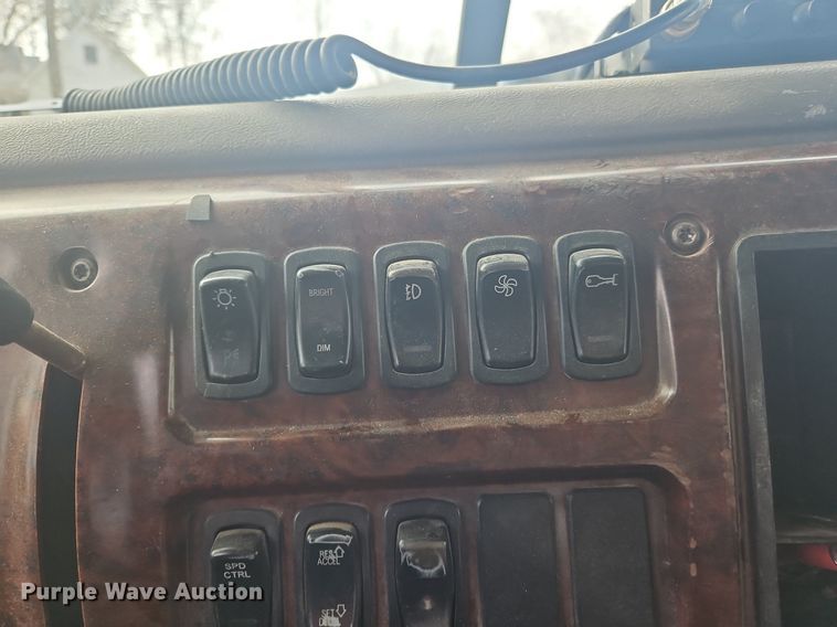 image for item OK9815 2005 Mack CHN613 semi truck