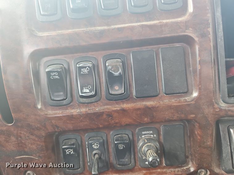 image for item OK9815 2005 Mack CHN613 semi truck