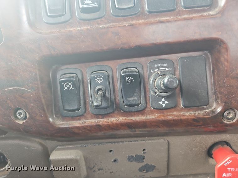 image for item OK9815 2005 Mack CHN613 semi truck