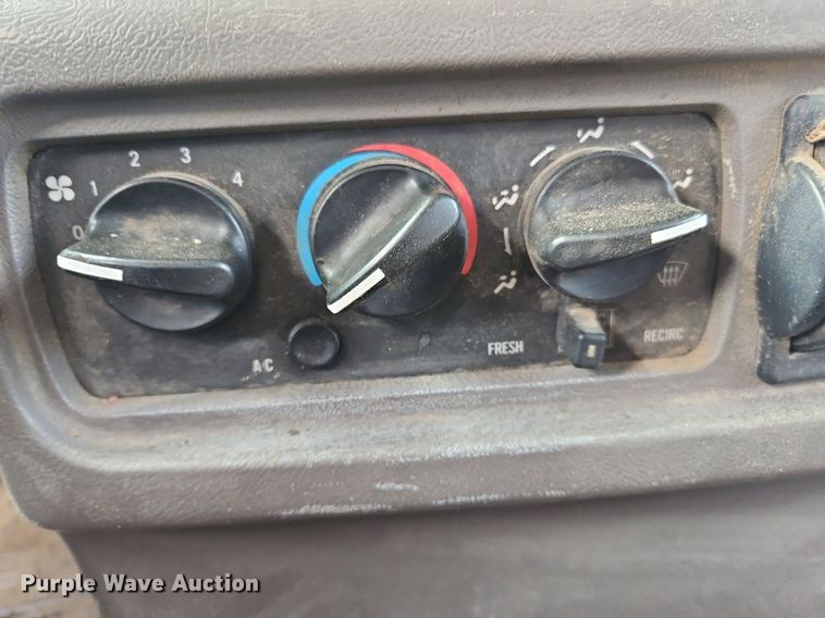 image for item OK9815 2005 Mack CHN613 semi truck