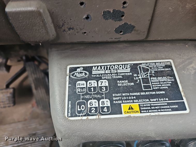 image for item OK9815 2005 Mack CHN613 semi truck