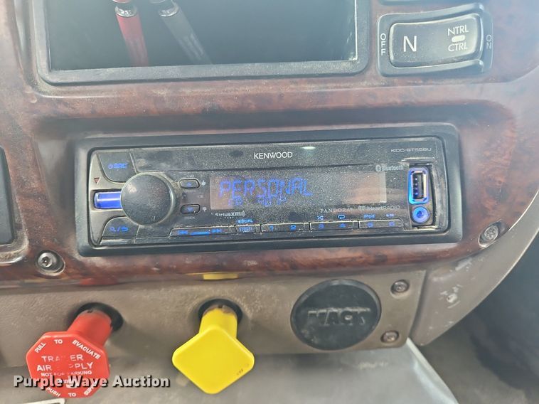 image for item OK9815 2005 Mack CHN613 semi truck