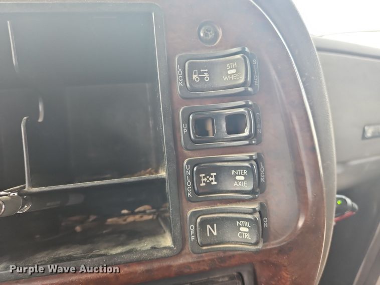 image for item OK9815 2005 Mack CHN613 semi truck