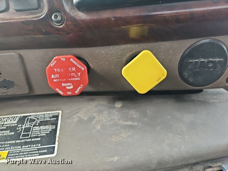 image for item OK9815 2005 Mack CHN613 semi truck