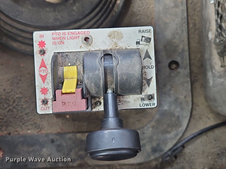 image for item OK9815 2005 Mack CHN613 semi truck