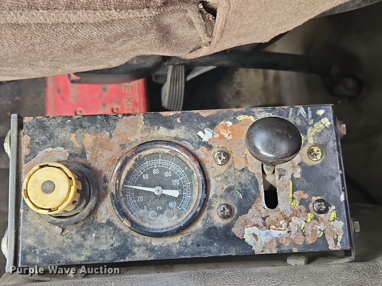 image for item OK9815 2005 Mack CHN613 semi truck