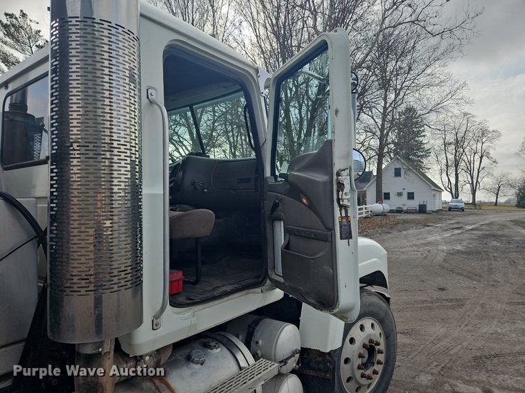 image for item OK9815 2005 Mack CHN613 semi truck