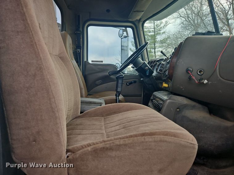 image for item OK9815 2005 Mack CHN613 semi truck