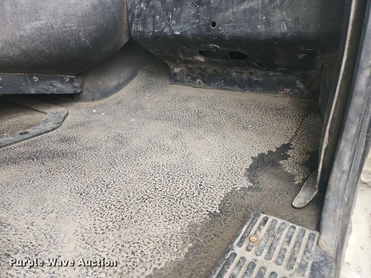 image for item OK9815 2005 Mack CHN613 semi truck