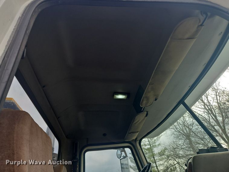 image for item OK9815 2005 Mack CHN613 semi truck