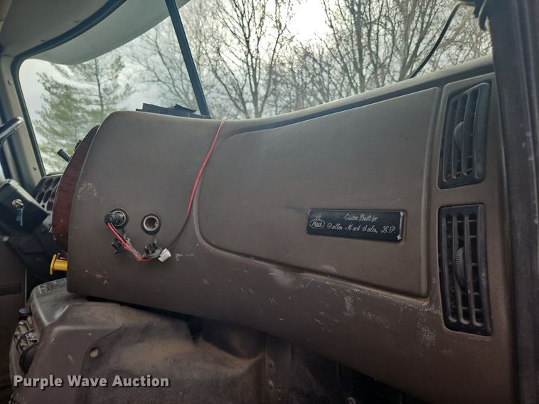 image for item OK9815 2005 Mack CHN613 semi truck