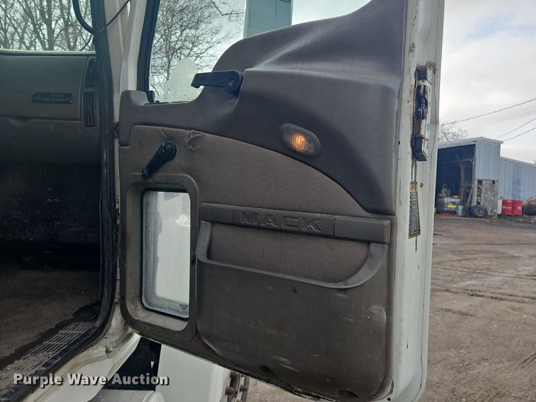 image for item OK9815 2005 Mack CHN613 semi truck