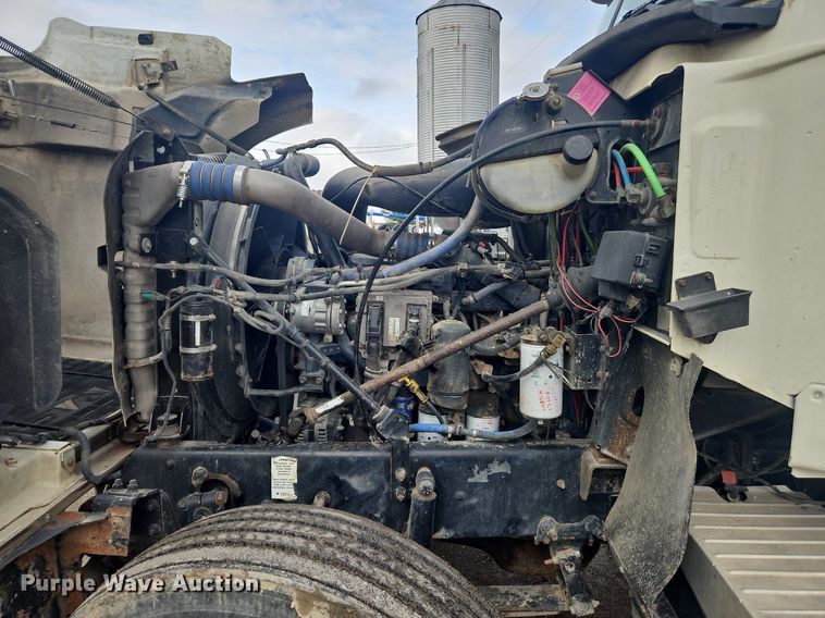 image for item OK9815 2005 Mack CHN613 semi truck