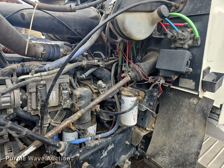 image for item OK9815 2005 Mack CHN613 semi truck