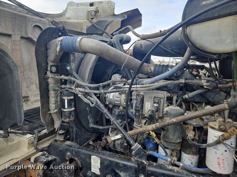 image for item OK9815 2005 Mack CHN613 semi truck