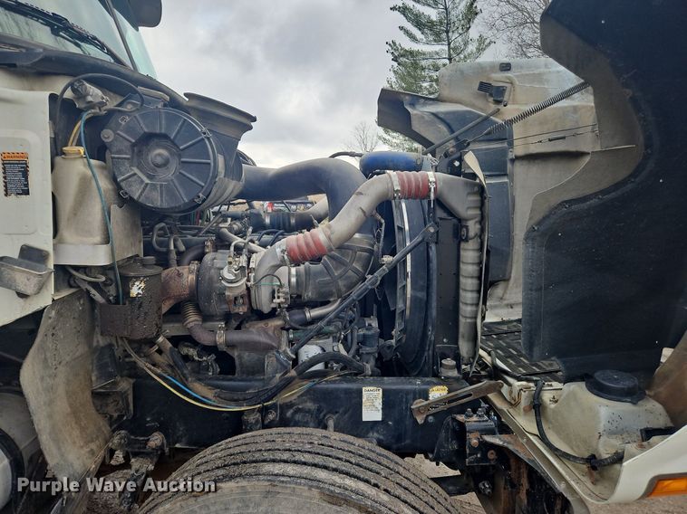 image for item OK9815 2005 Mack CHN613 semi truck