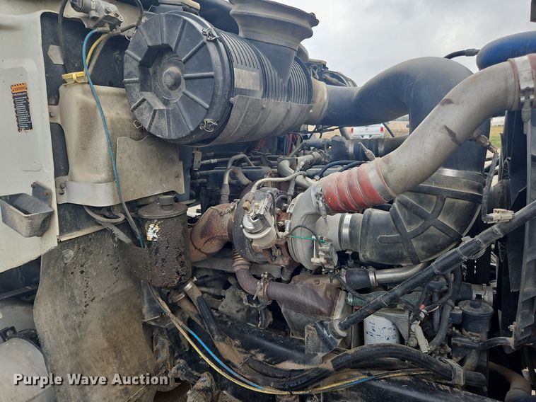 image for item OK9815 2005 Mack CHN613 semi truck