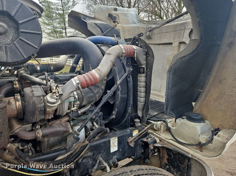 image for item OK9815 2005 Mack CHN613 semi truck