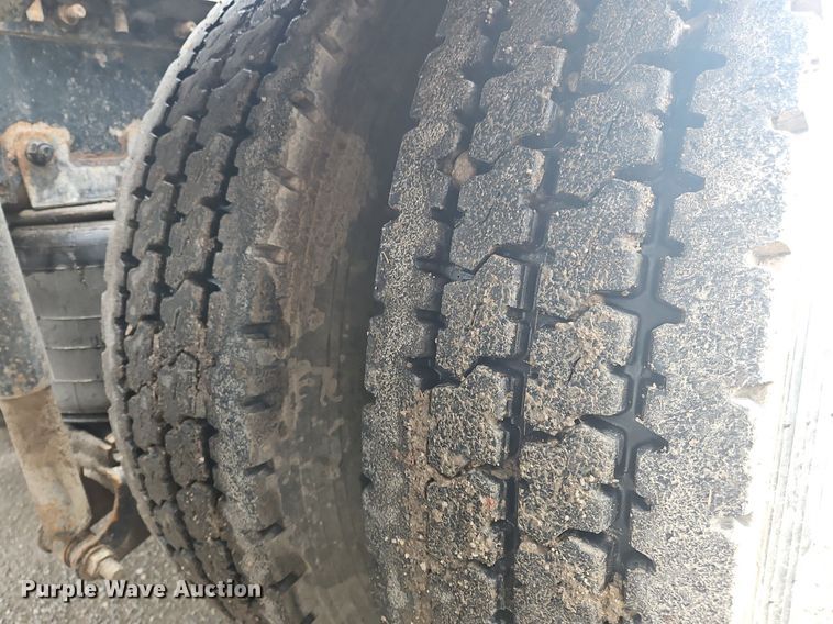 image for item OK9815 2005 Mack CHN613 semi truck