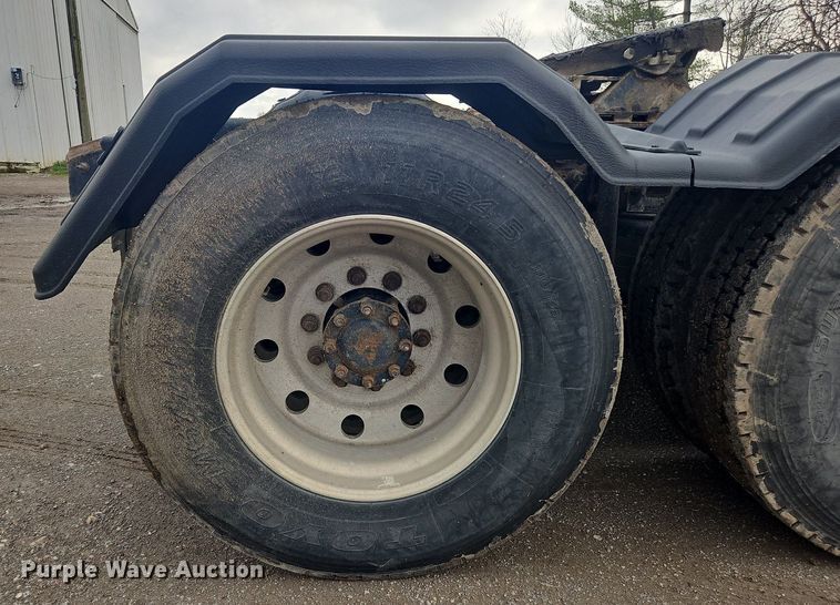 image for item OK9815 2005 Mack CHN613 semi truck