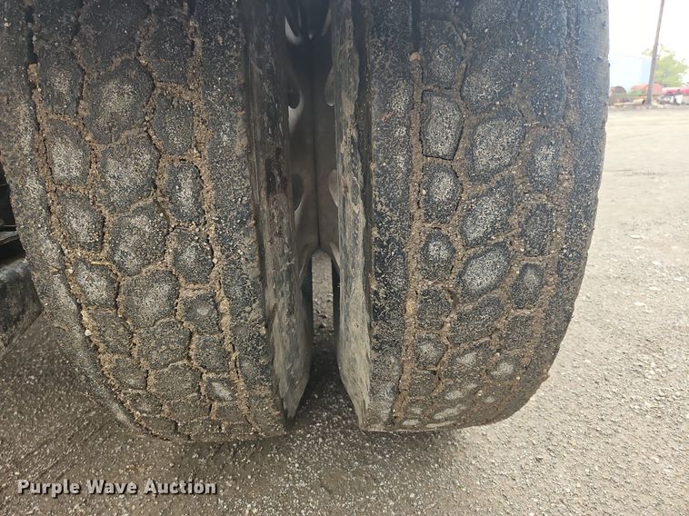 image for item OK9815 2005 Mack CHN613 semi truck