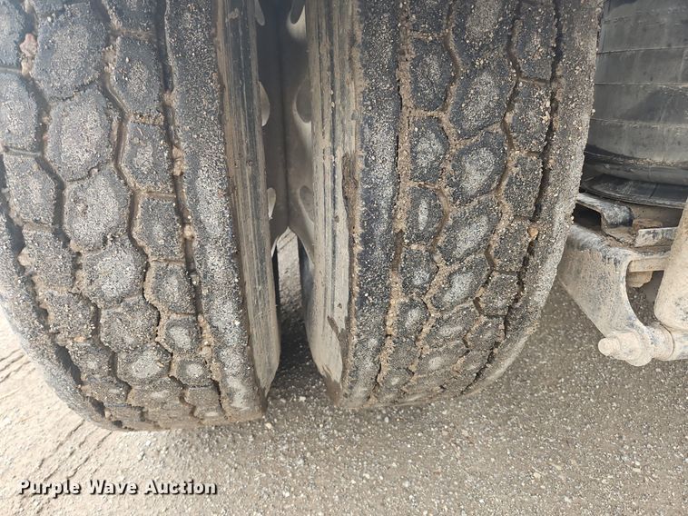 image for item OK9815 2005 Mack CHN613 semi truck