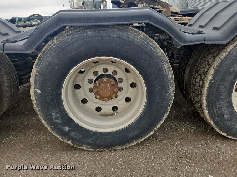 image for item OK9815 2005 Mack CHN613 semi truck